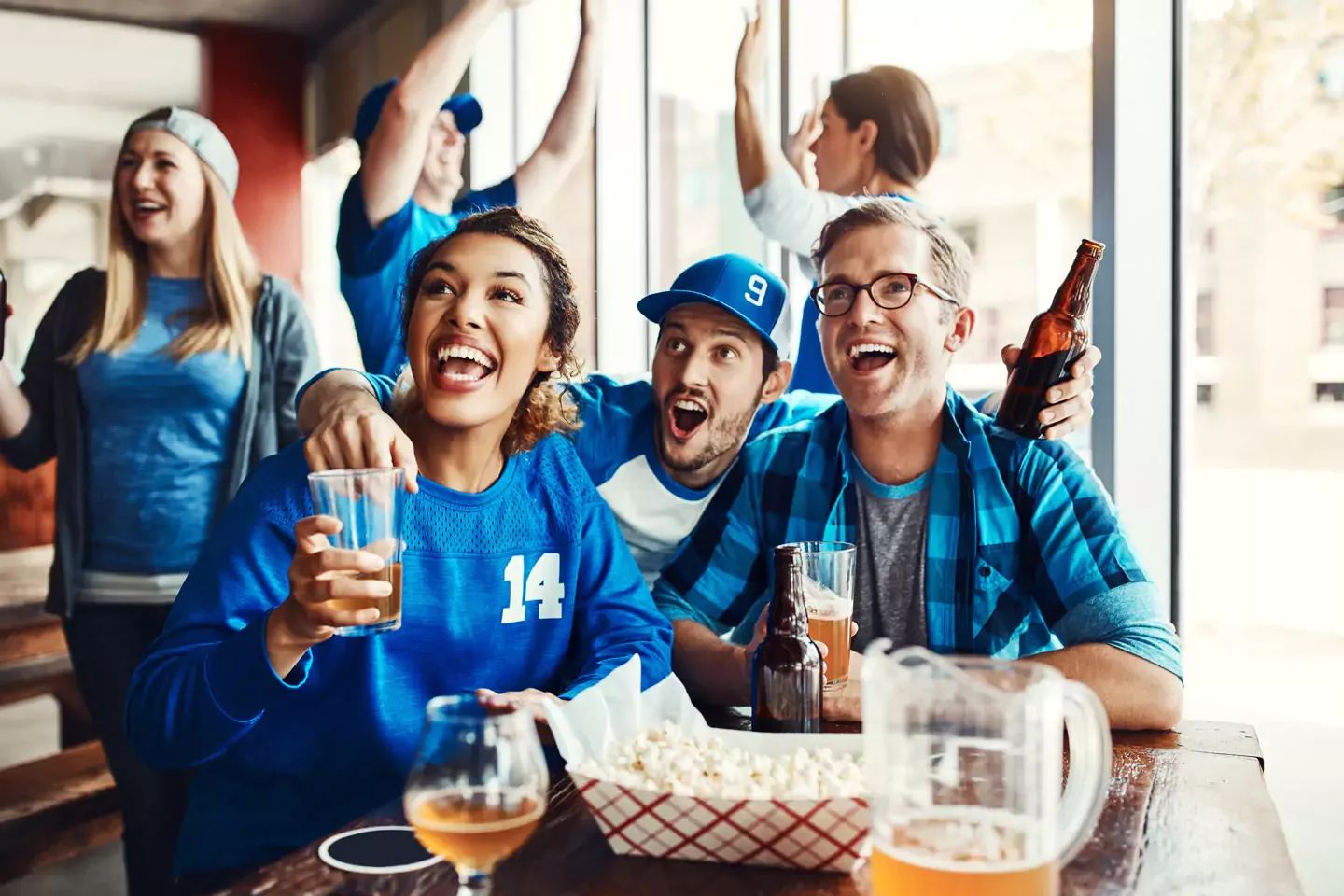 DIRECTV FOR BUSINESS - Friends at bar watching baseball